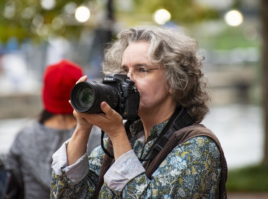 woman picturing birds